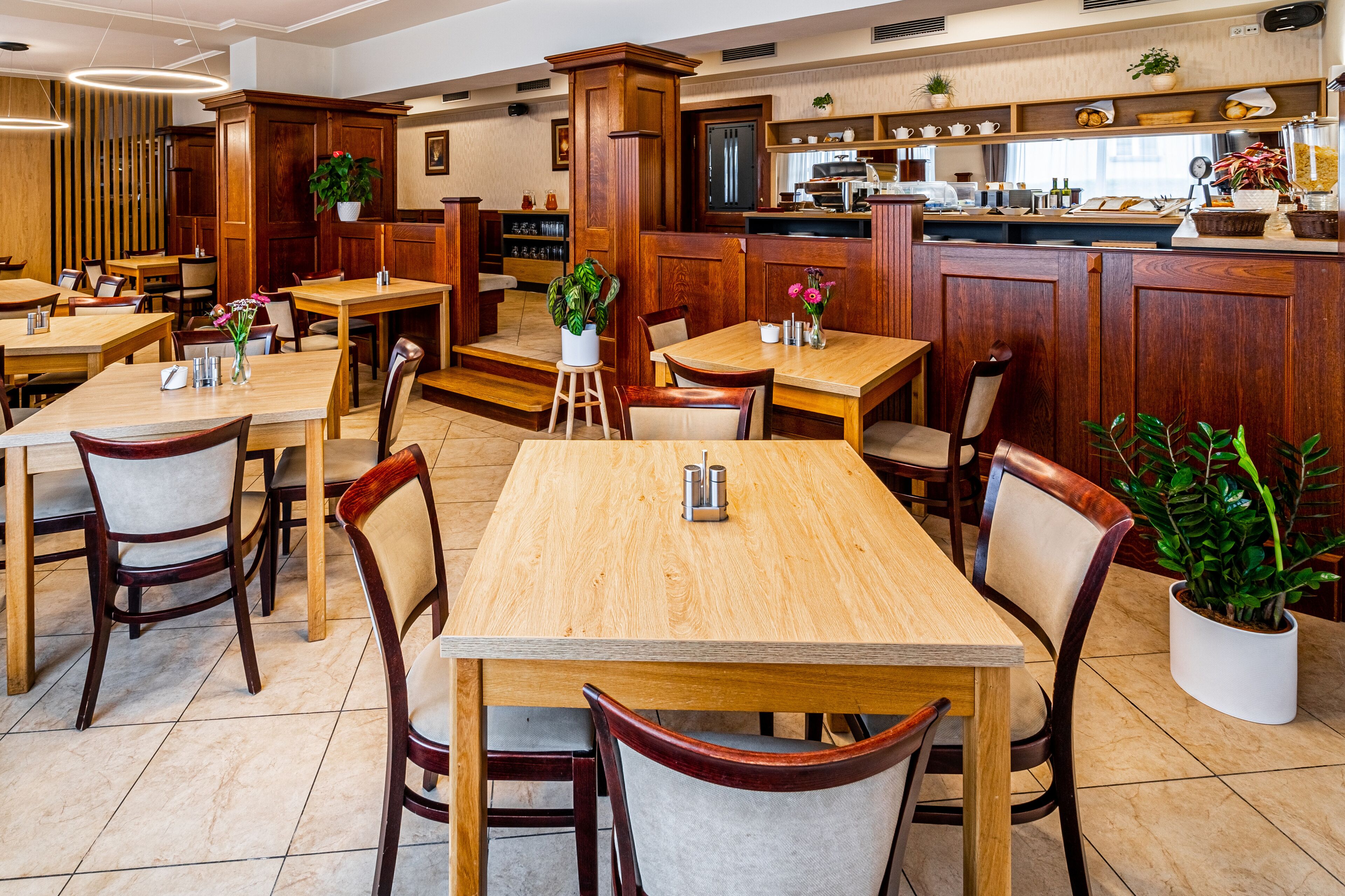 每日供應自助早餐 (每人 CZK150)