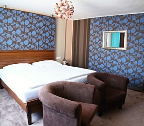 Romantic Double Room | Desk, blackout drapes, soundproofing, rollaway beds