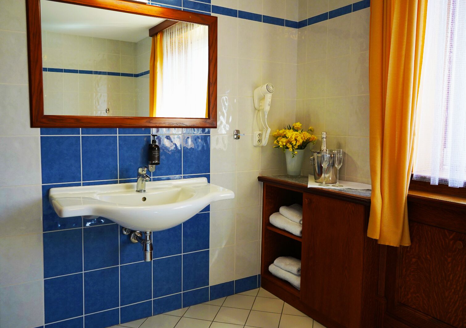 combined shower/bathtub, free toiletries, slippers, towels