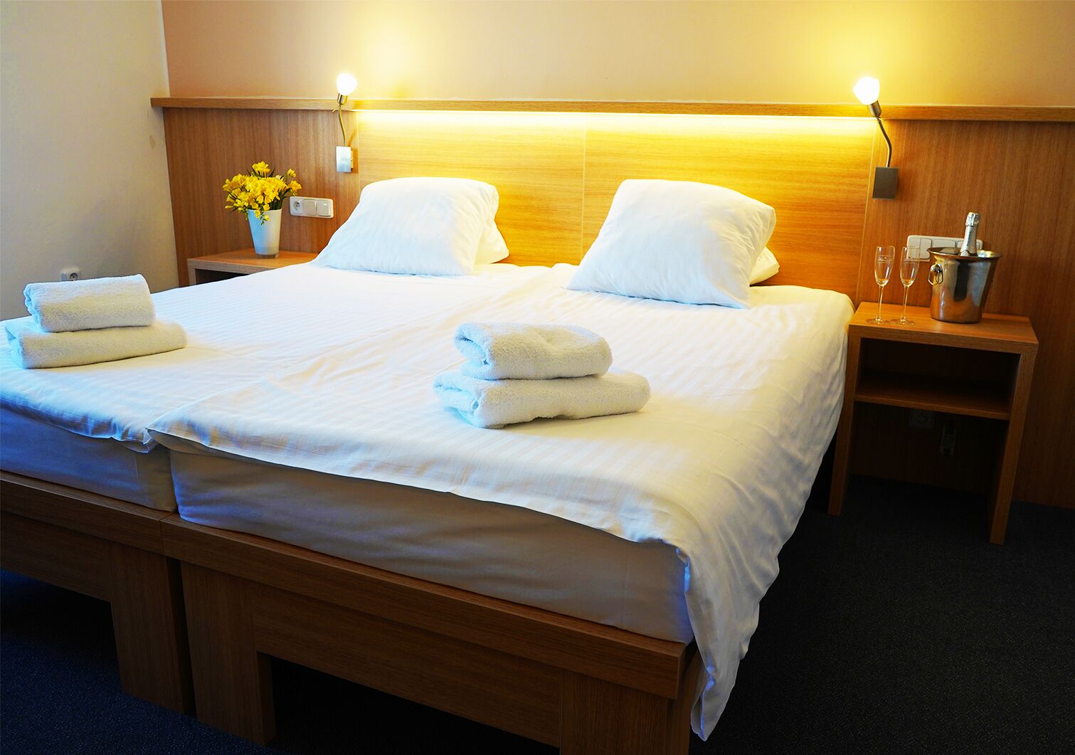 Bureau, espace de travail pour ordinateur portable, rideaux occultants