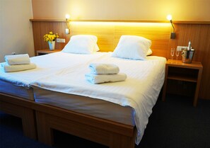 标准双人房或双床房 | 办公桌、笔记本电脑工作区、遮光窗帘、隔音