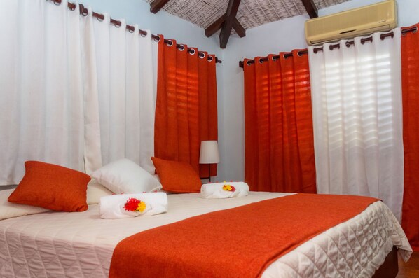 Phòng đôi (With Airconditioning) | Bộ đồ giường cao cấp, két bảo mật tại phòng, trang trí khác biệt 