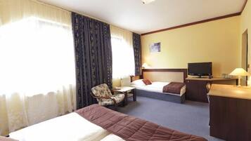 Triple Room | Desk, free cribs/infant beds, rollaway beds, free WiFi