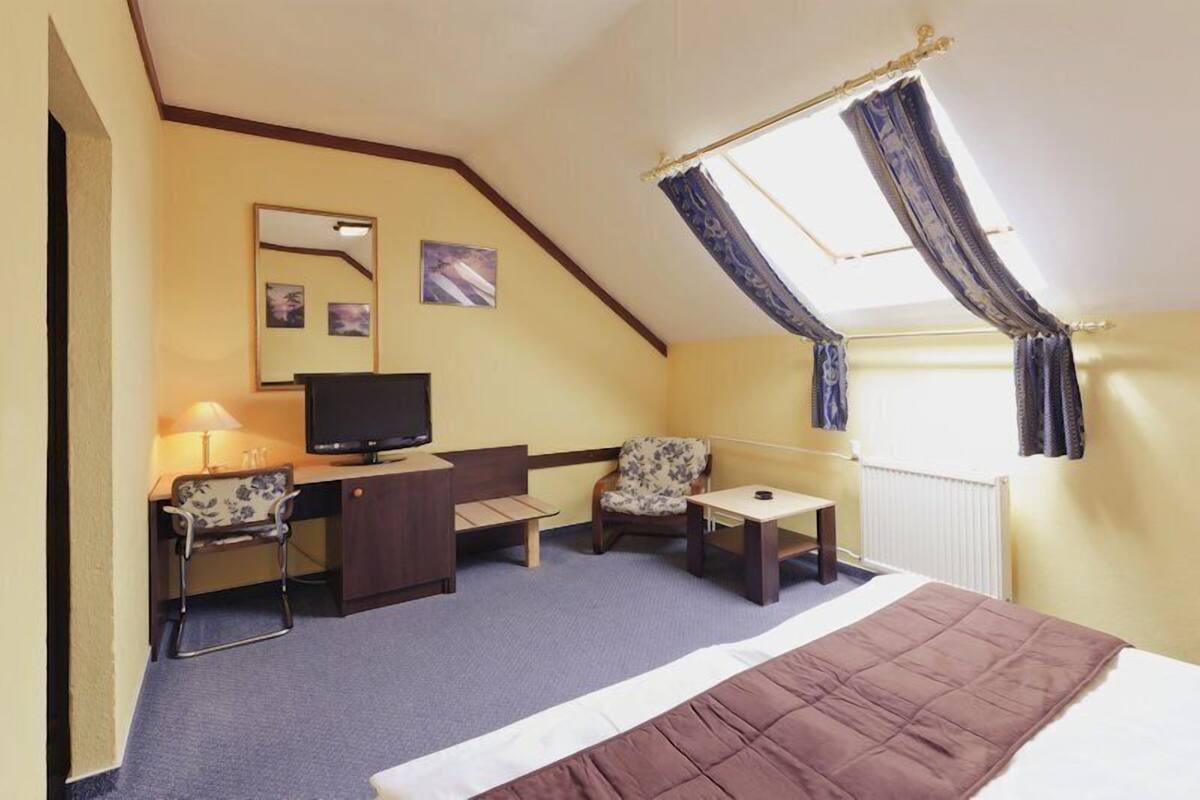 Standard Double or Twin Room, Non Smoking | Desk, free cribs/infant beds, rollaway beds, free WiFi