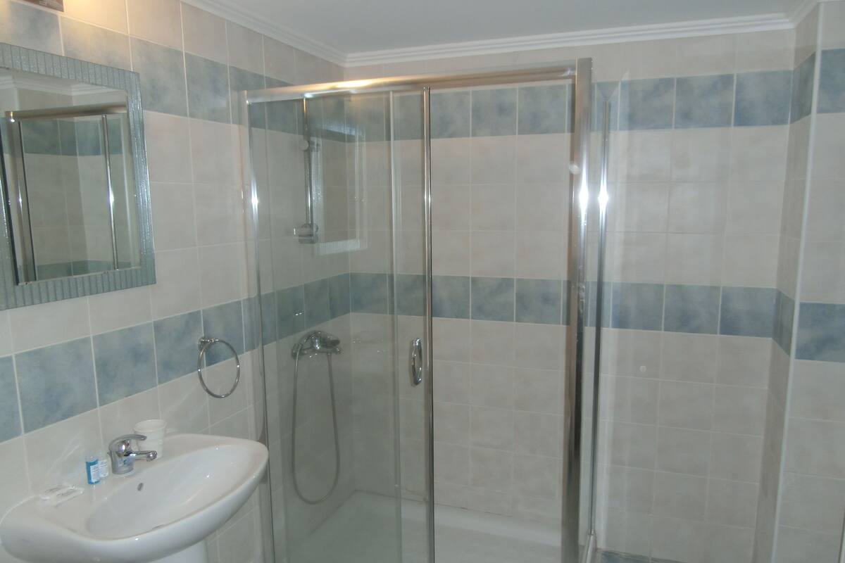 single room | bathroom | shower, free toiletries, hair dryer, towels