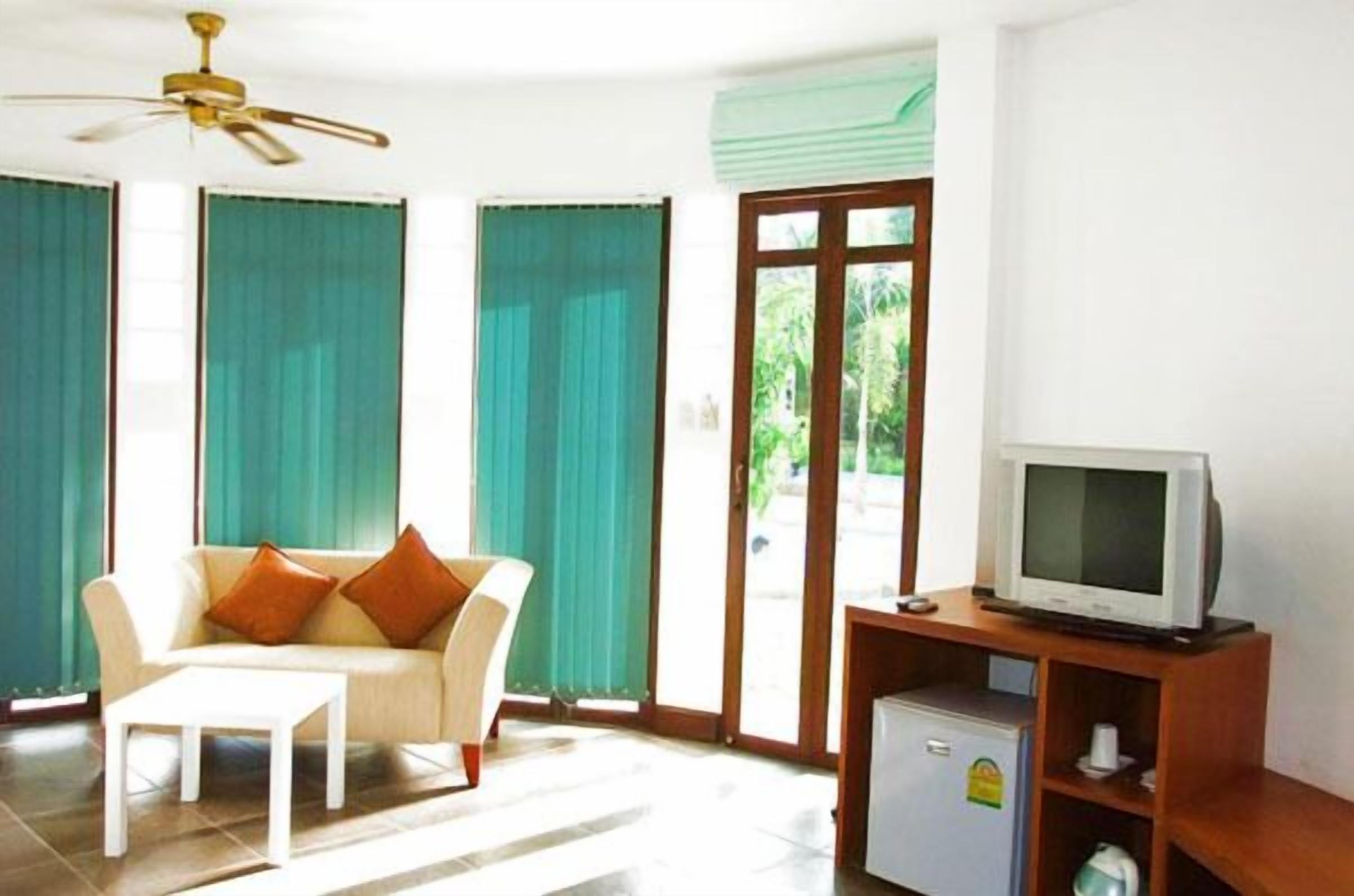 standard bungalow | living area | tv