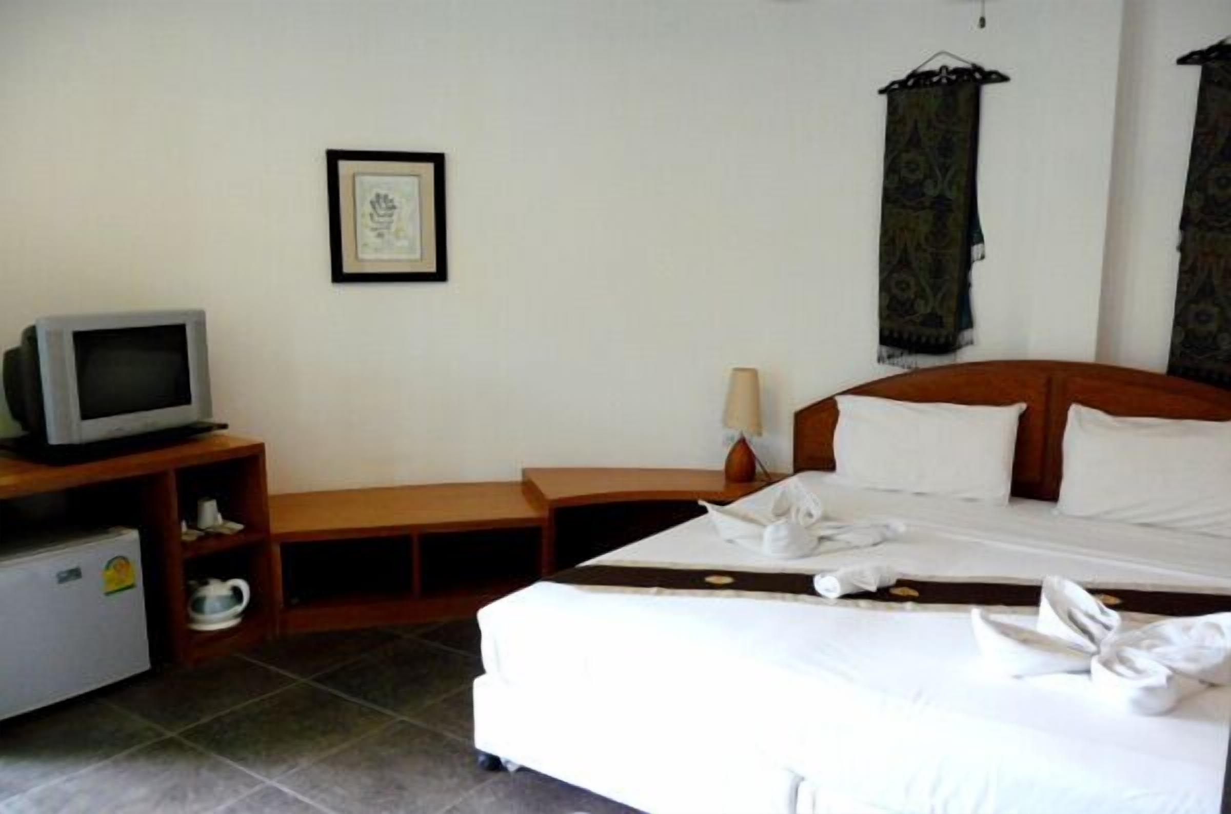 minibar, in-room safe, desk, rollaway beds