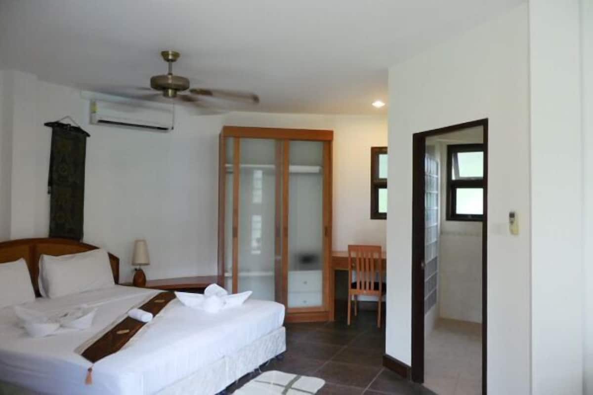 minibar, in-room safe, desk, rollaway beds