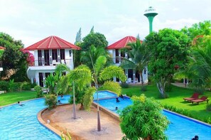 Alberca al aire libre y camastros