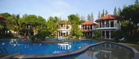 Utendørsbasseng og solsenger