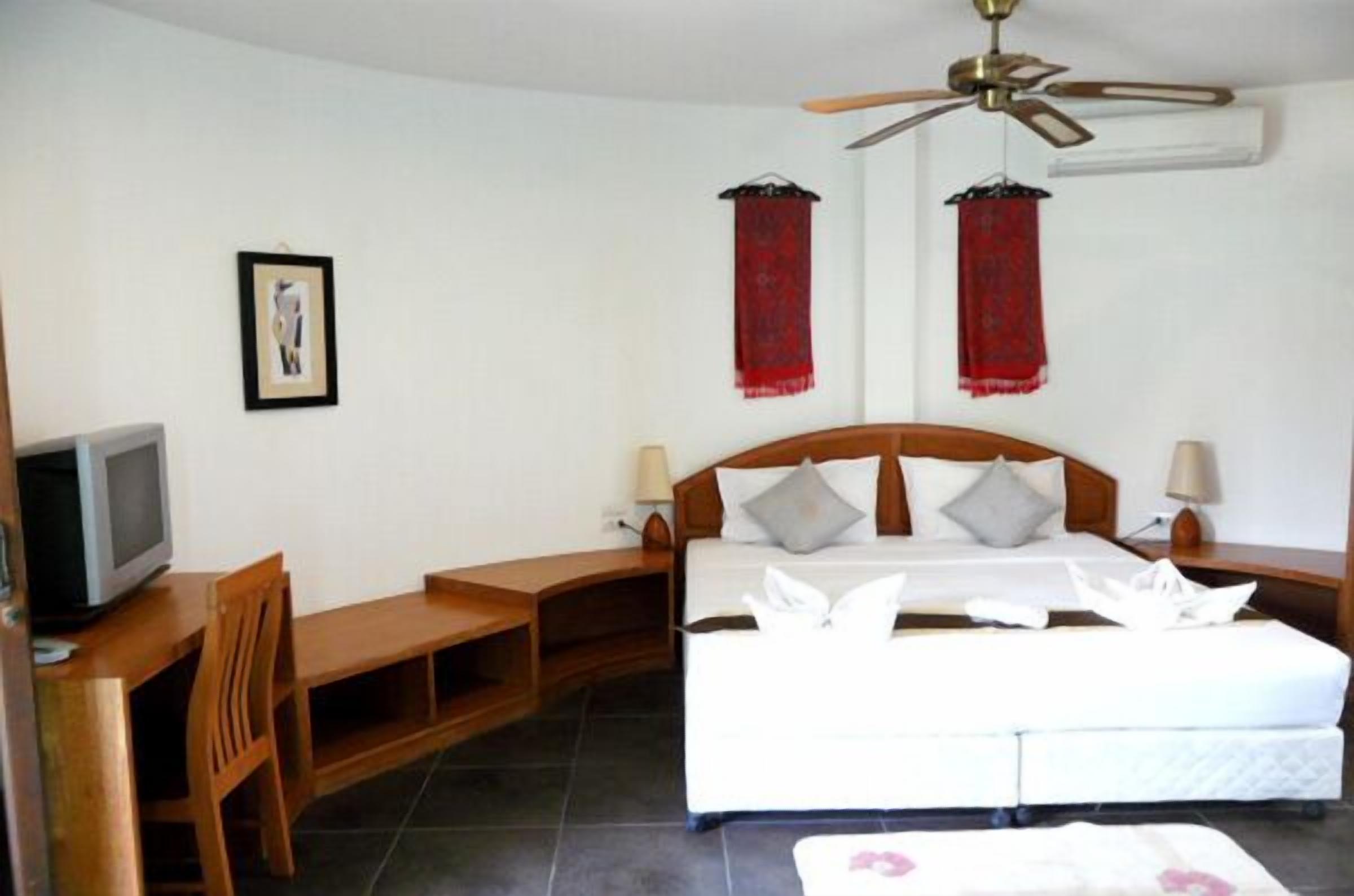 standard bungalow | minibar, in-room safe, desk, rollaway beds