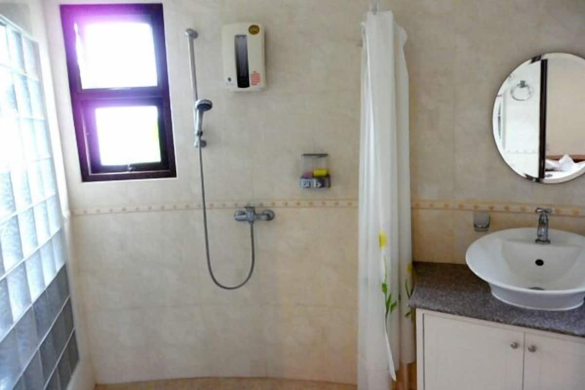 standard bungalow | bathroom | shower, free toiletries, hair dryer, bidet