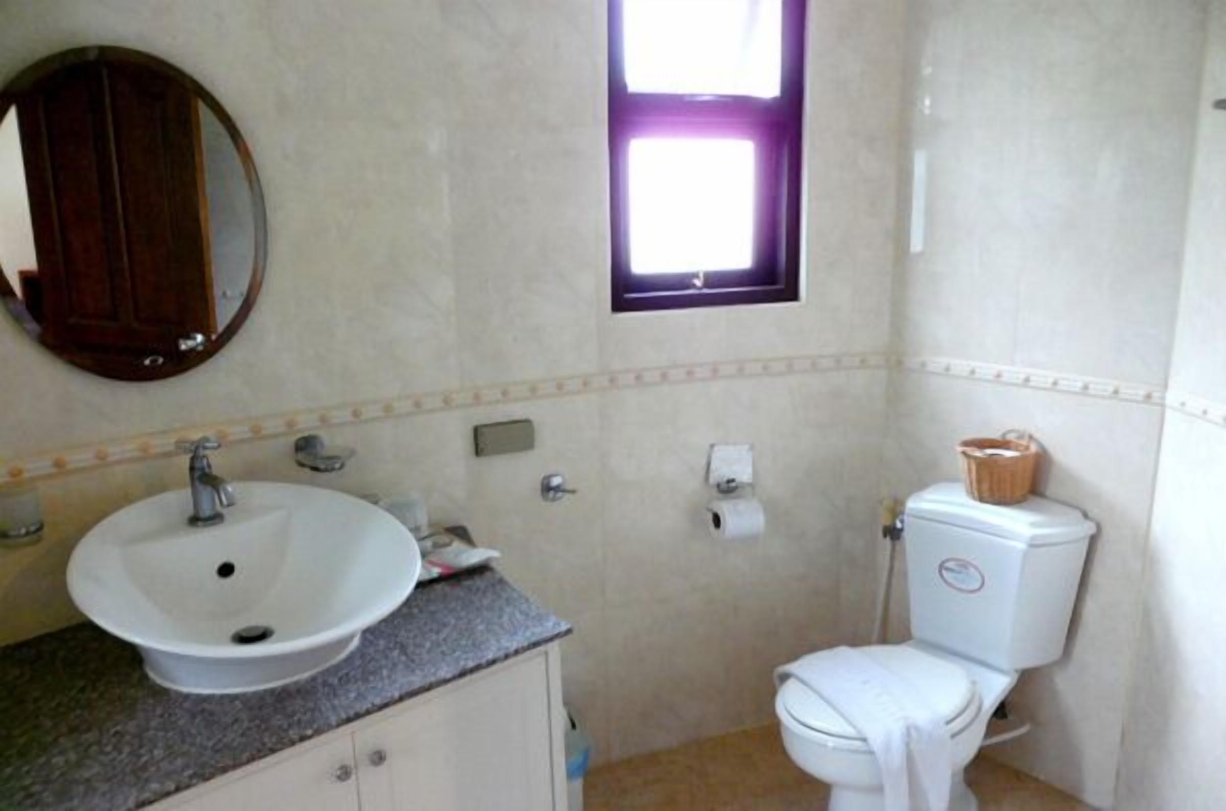 standard bungalow | bathroom | shower, free toiletries, hair dryer, bidet
