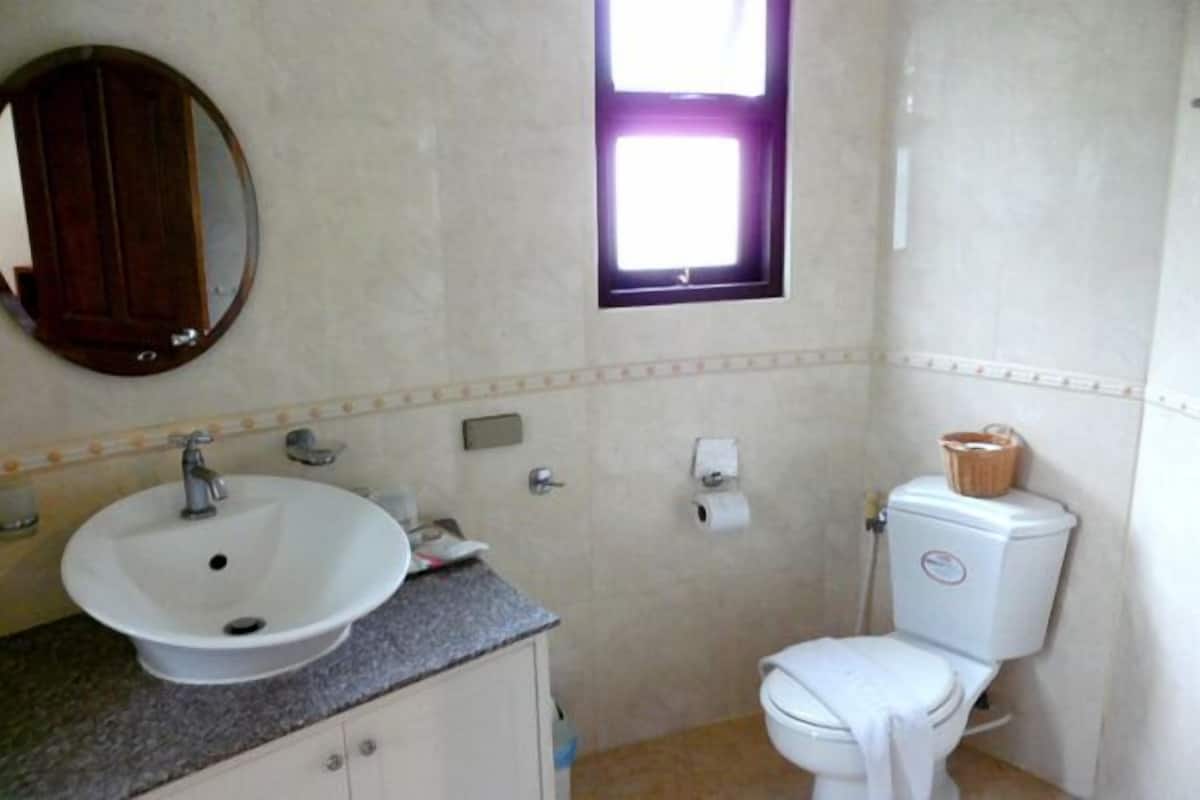 standard bungalow | bathroom | shower, free toiletries, hair dryer, bidet