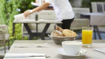 Petit déjeuner buffet (25 CHF par personne)