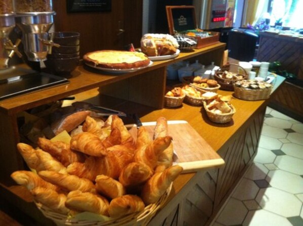 Buffet breakfast on weekends (EUR 14.90 per person)