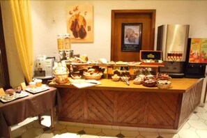 Café da manhã com buffet nos fins de semana (EUR 14.90 por pessoa) 