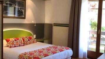 Superior tweepersoonskamer | Een bureau, een strijkplank/strijkijzer, gratis wifi, beddengoed