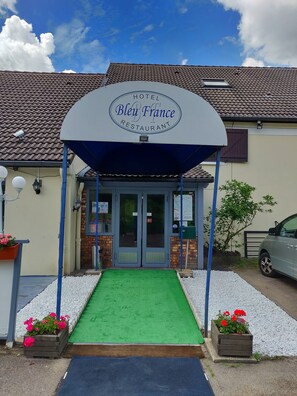 Property entrance - Hotel Restaurant Bleu France (Eragny)
