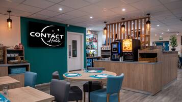 Buffetaamiainen arkipäivisin (11.50 EUR per henkilö)