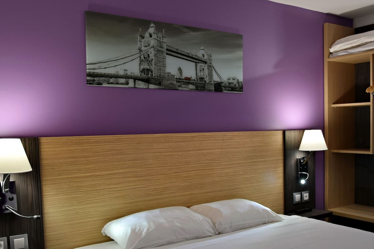 Classic Double Room | Meja, ruang kerja komputer riba, langsir/tirai gelap terus