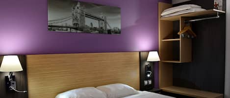 Kamar Double Klasik | Meja kerja, ruang kerja ramah laptop, dan tirai kedap cahaya