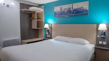 Työpöytä, kannettavalle tietokoneelle sopiva työtila, pimennysverhot