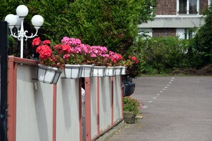 Free self parking - Hotel Restaurant Bleu France (Eragny)