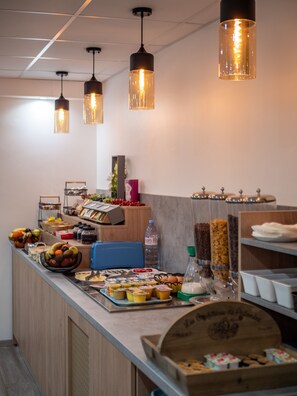 Buffet breakfast for a fee on weekdays - Hotel Restaurant Bleu France (Eragny)