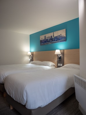 Family Room | Desk, laptop workspace, blackout drapes, free WiFi - Hotel Restaurant Bleu France (Eragny)
