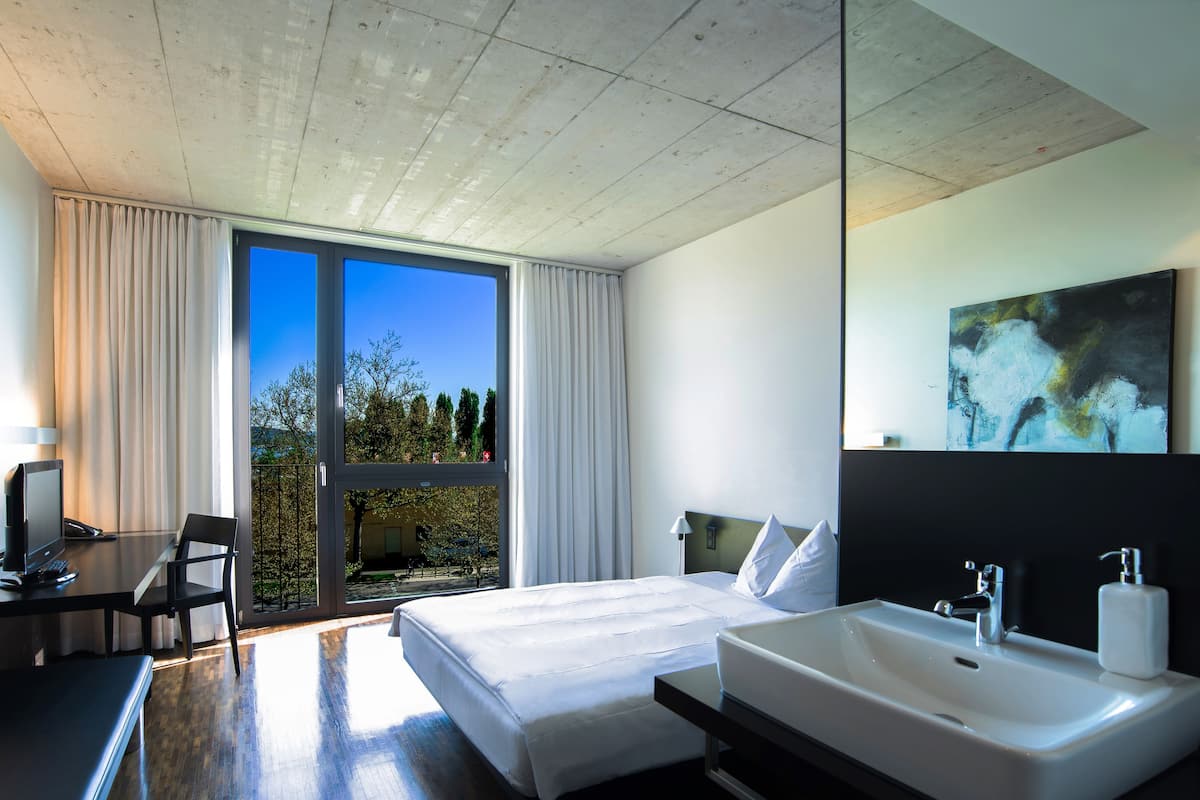 business single room | hypo-allergenic bedding, down duvets, desk, soundproofing