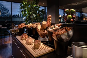 Se ofrece un desayuno bufé todos los días (18.00 CHF por persona)