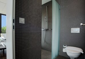 Douche, articles de toilette gratuits, sèche-cheveux