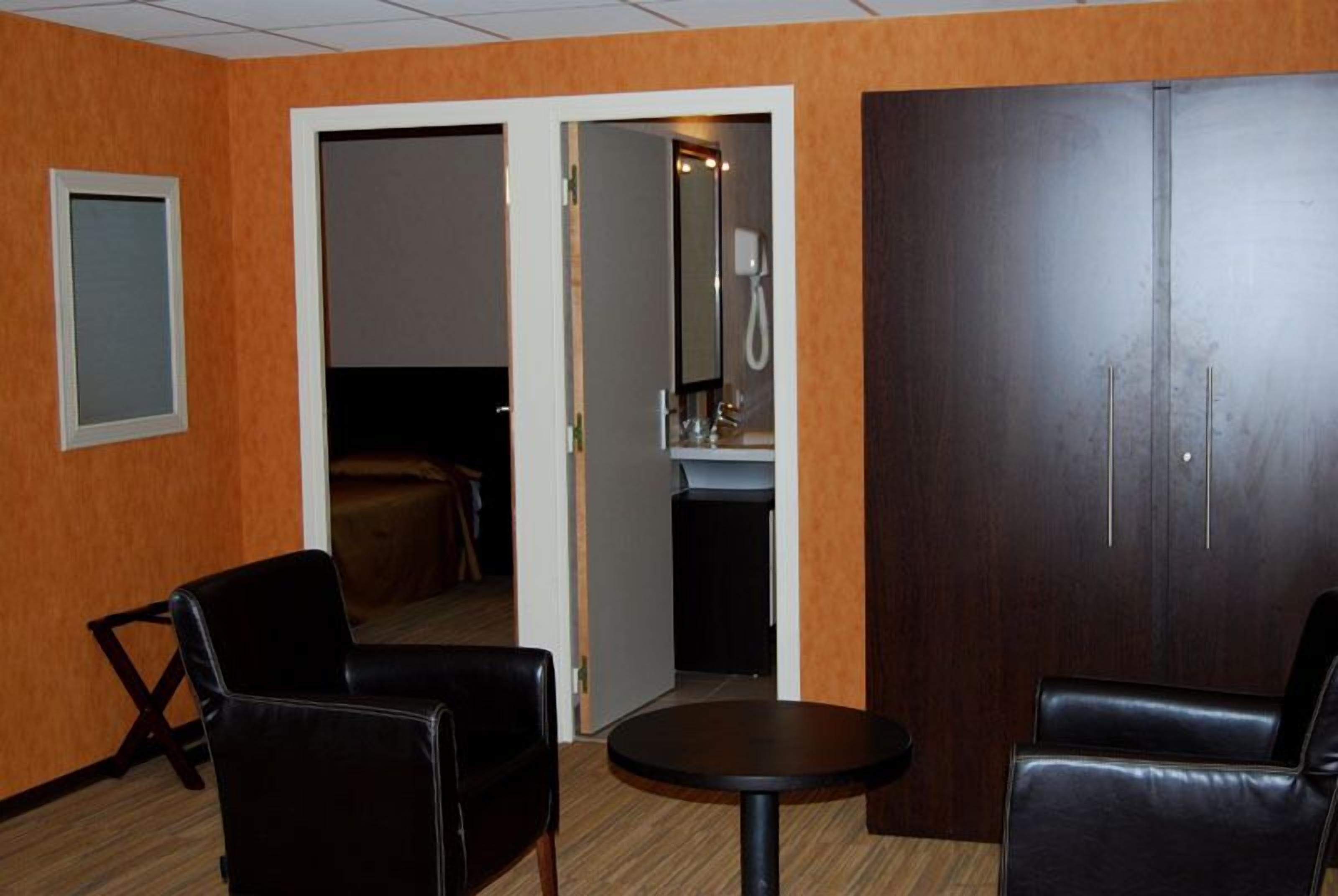 suite (3 pax) | living area | tv