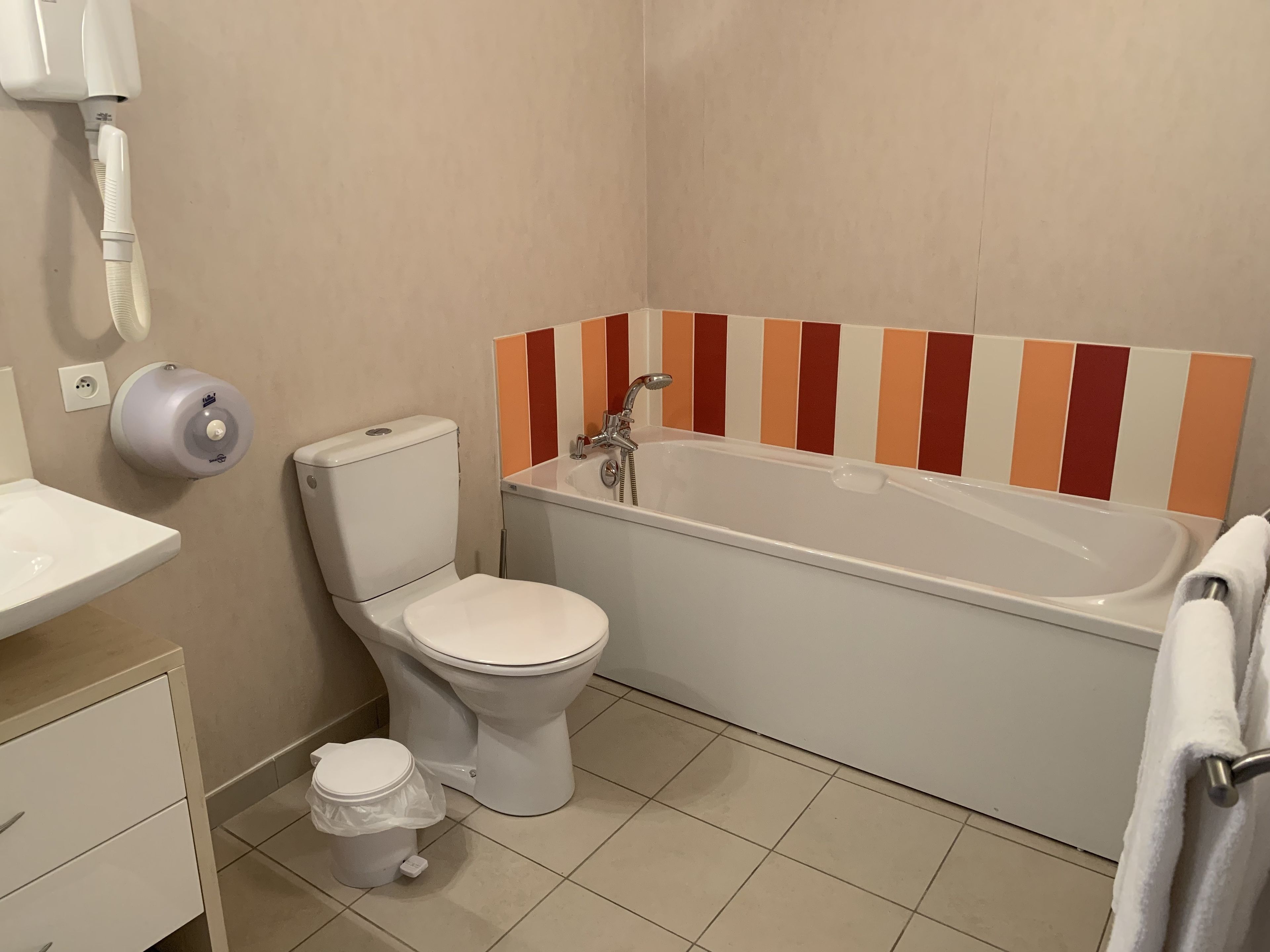 deluxe room | bathroom | shower, free toiletries, hair dryer, towels