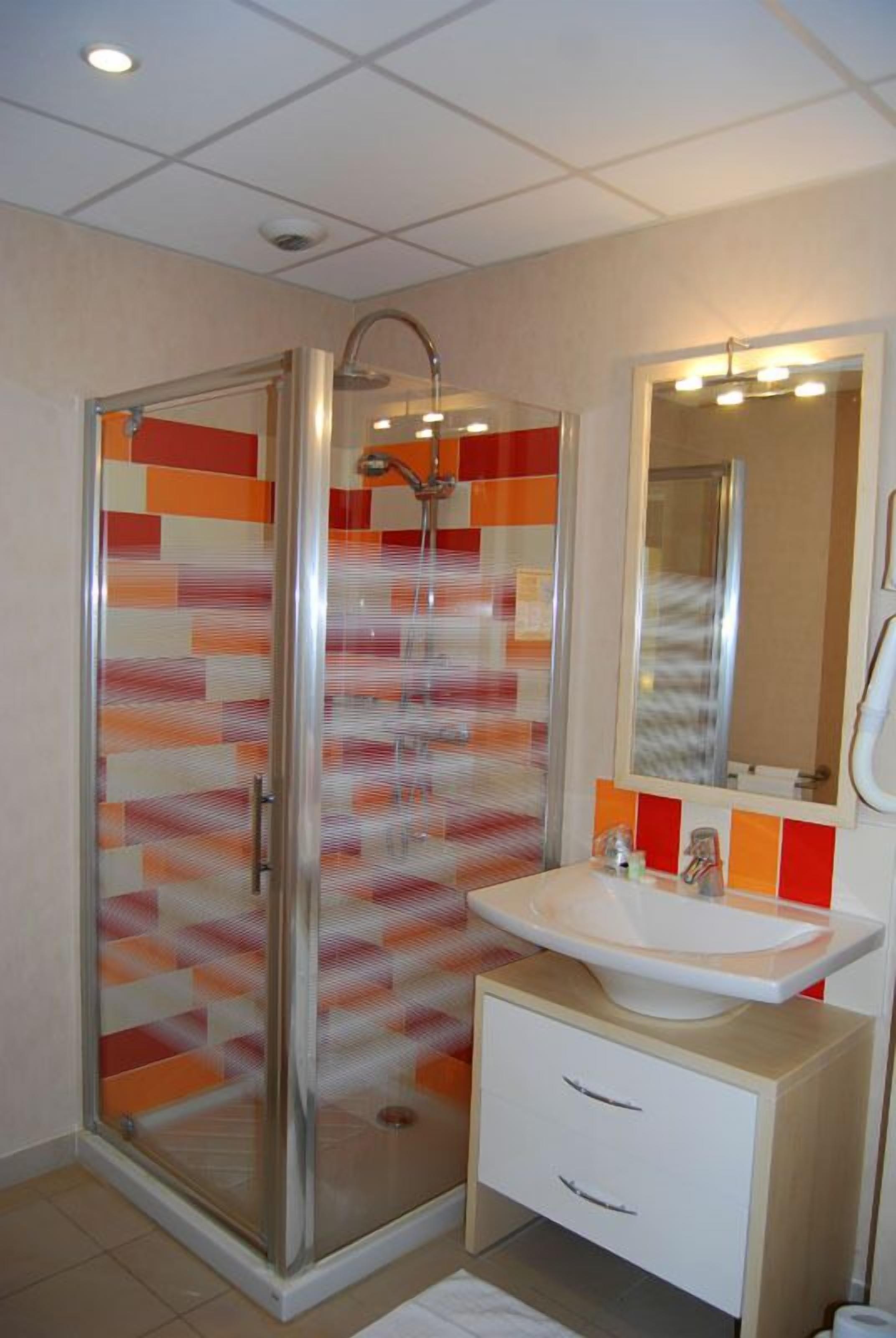 double room | bathroom | shower, free toiletries, hair dryer, towels