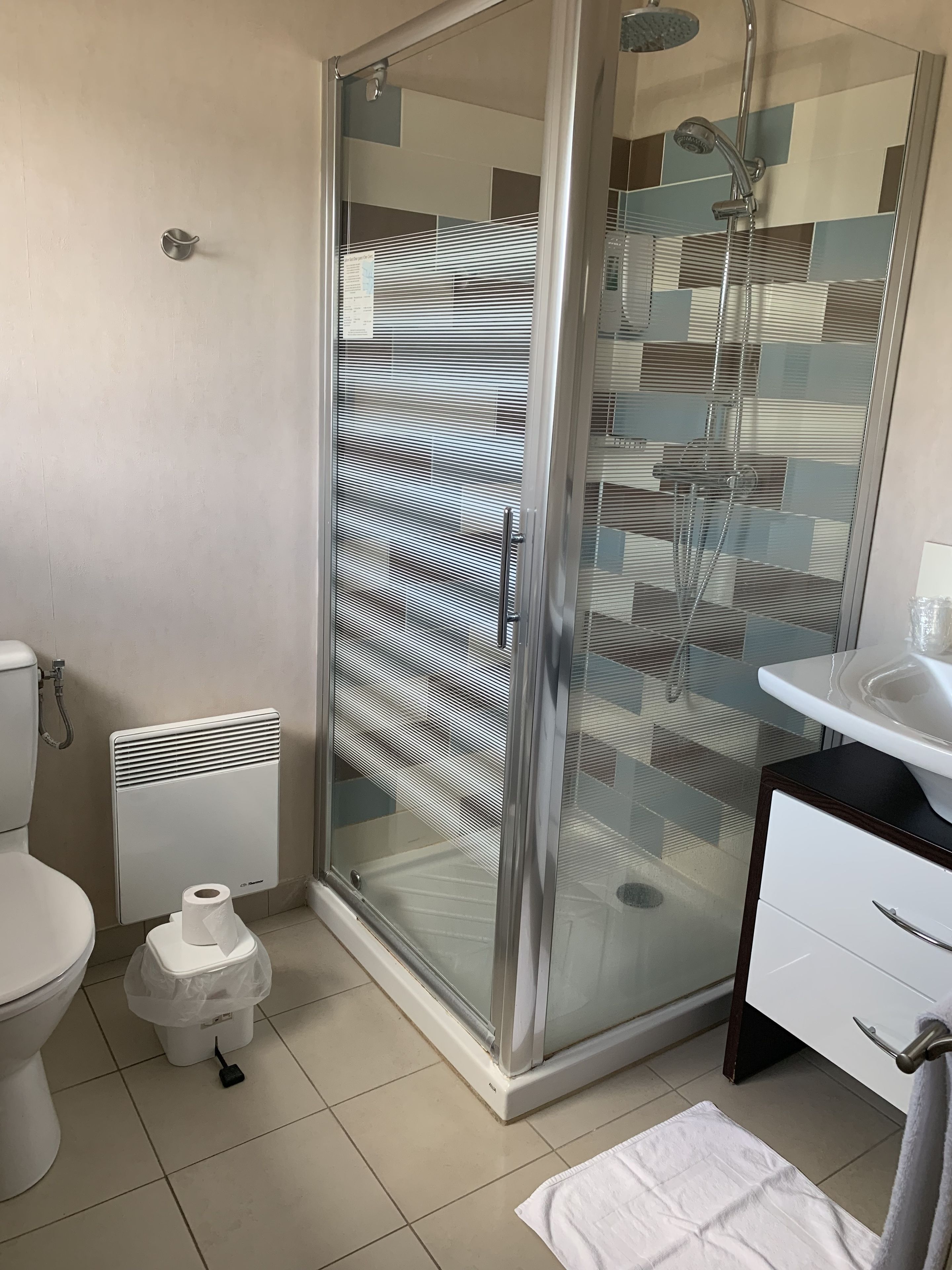 triple room | bathroom amenities | shower, free toiletries, hair dryer, towels