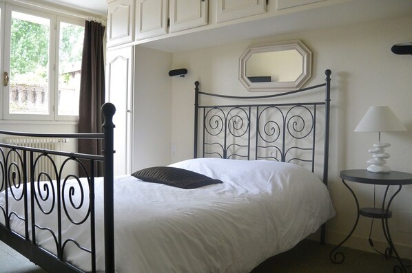 Double Room, Bathtub | Individually decorated, individually furnished, desk, blackout drapes