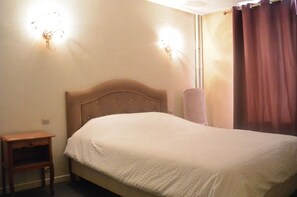 Double Room, Bathtub | Individually decorated, individually furnished, desk, blackout drapes