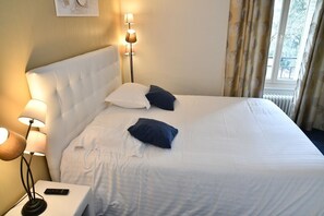 Family Room | Desk, free WiFi - Le Renaissance (Aurillac)