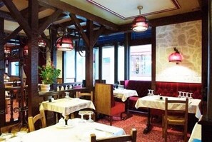 Desayuno buffet diario (EUR 10 por persona)