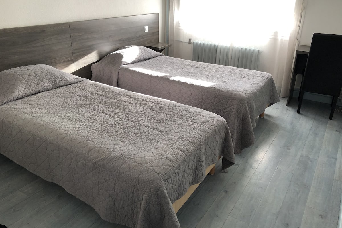 Habitación Confort con 2 camas individuales | Ropa de cama de alta calidad y escritorio