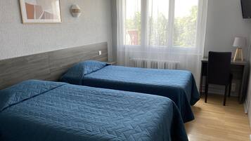 Habitación Confort con 2 camas individuales | Ropa de cama de alta calidad, escritorio, tabla de planchar con plancha