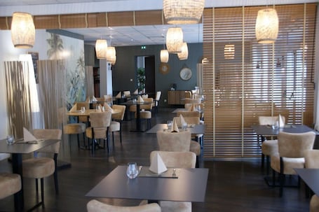 Breakfast, lunch and dinner served . Hôtel Restaurant Saint-Benoît