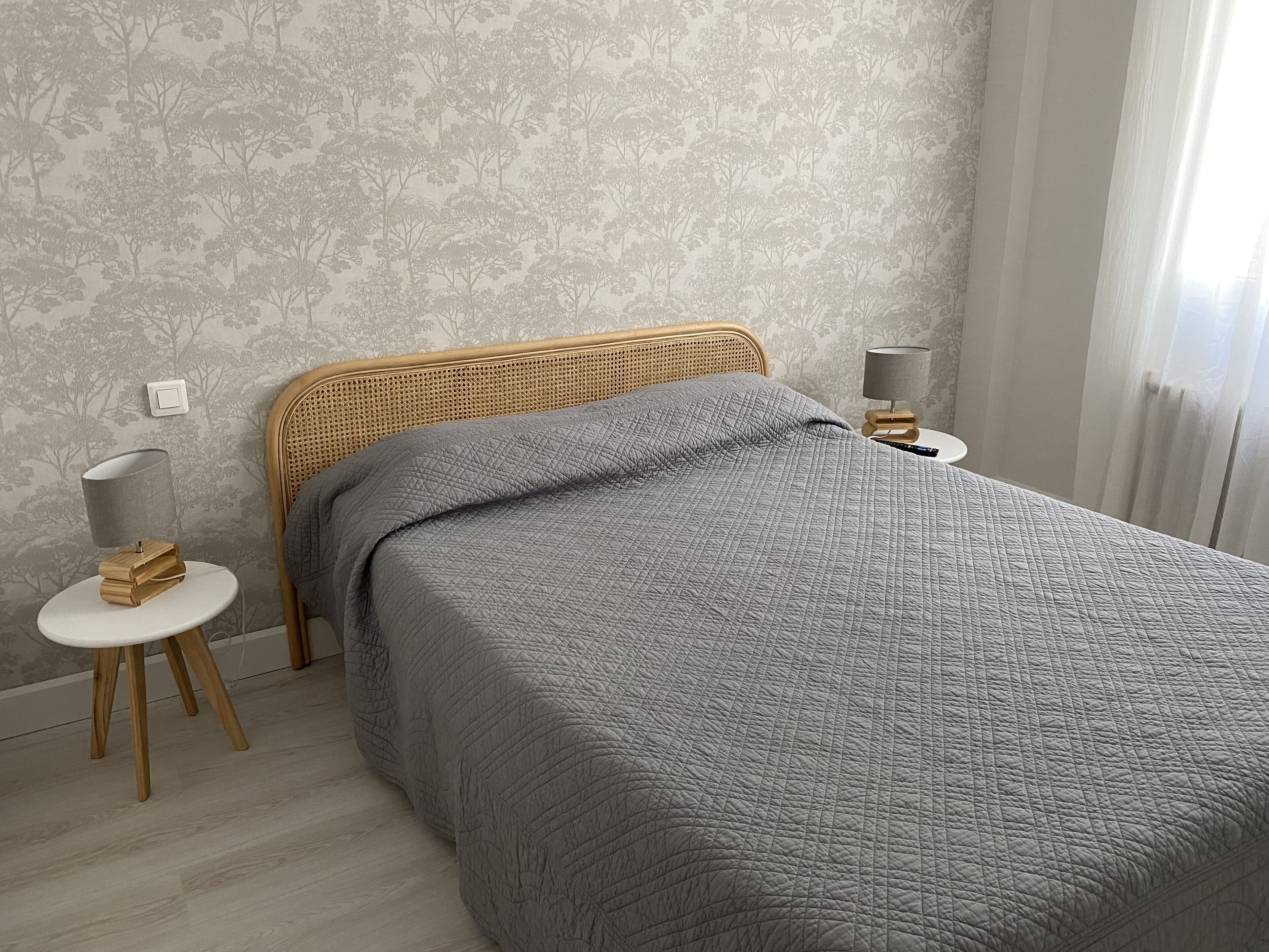 Comfort tweepersoonskamer | Luxe beddengoed, een bureau, een strijkplank/strijkijzer