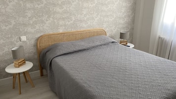 Comfort tweepersoonskamer | Luxe beddengoed, een bureau, een strijkplank/strijkijzer