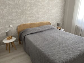 Comfort Double Room | Premium bedding, desk, iron/ironing board, free cribs/infant beds - Hôtel Restaurant Saint-Benoît (Gueugnon)