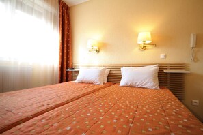 客房内保险箱、办公桌、免费 WiFi