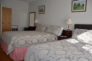 Decoración individual, mobiliario individual, wifi gratis y ropa de cama