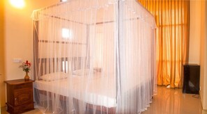 In-room safe, soundproofing, bed sheets - Marine Tourist Beach Guest House Negombo Beach (Negombo)